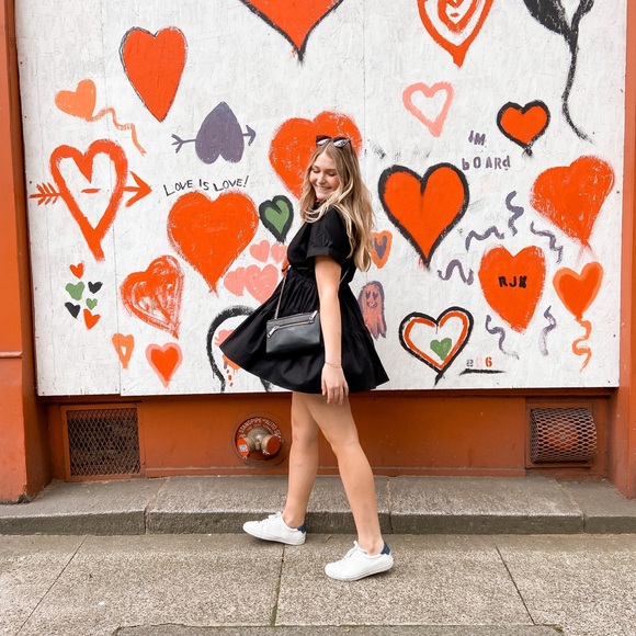 Meet your Posher, Nicole - Picture 1 of 1